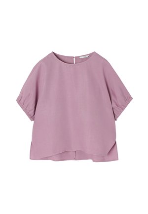 Blusa rosa chiaro a maniche corte con scollo rotondo, texture morbida e dettaglio a foro sulla schiena. Orlo leggermente allungato sul retro.