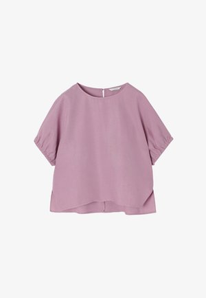 Blusa rosa chiaro a maniche corte con scollo rotondo, texture morbida e dettaglio a foro sulla schiena. Orlo leggermente allungato sul retro.