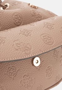 Bolso de cuero color beige claro con diseños en relieve, superficie texturizada y cierre a presión de hardware dorado. Presenta bordes cosidos para mayor durabilidad.
