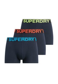 Trois paires de boxers marins. Chacune présente une ceinture élastique de couleur différente : vert fluo, orange et bleu clair avec le logo "SUPERDRY".