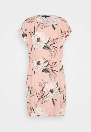 Robe rose à manches courtes avec un motif floral blanc et vert. Comprend une taille élastique et un col arrondi. Texture de tissu lisse.