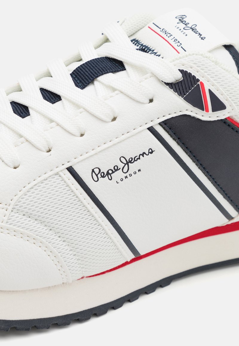 Weißer Sneaker aus strukturiertem Leder mit marineblauen und roten Akzenten sowie Gummisohle. Verfügt über ein Schnürdesign und das Logo "Pepe Jeans" an der Seite.