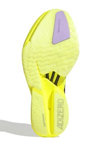 Heldergele zool van hardloopschoenen met een getextureerd grippatroon. Bevat paarse accenten en 'ADIZERO' branding. Lichtgewicht constructie.