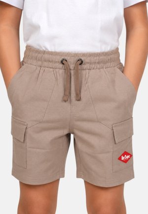 Enfant portant un short cargo marron clair avec ceinture élastique, cordon de serrage, poches latérales et un écusson rouge avec le logo Lee Cooper sur une jambe.