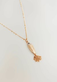 Pendentif en forme de poisson rouge avec des écailles texturées et un œil orné de bijoux, suspendu à une chaîne délicate avec de petits maillons ronds.
