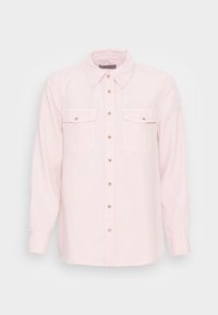 Lichtroze shirt met lange mouwen, een kraag, twee borstzakken en gouden knopen aan de voorkant en manchetten. Gemaakt van een zachte stof.