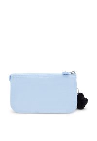 Pochette di tessuto azzurro chiaro con chiusura a zip e un pom-pom nero attaccato. Texture liscia, forma rettangolare e design minimale.