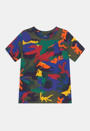 T-shirt met korte mouwen met kleurrijke abstracte camouflering en silhouetten van polospelers in rood, geel, blauw, groen en oranje.