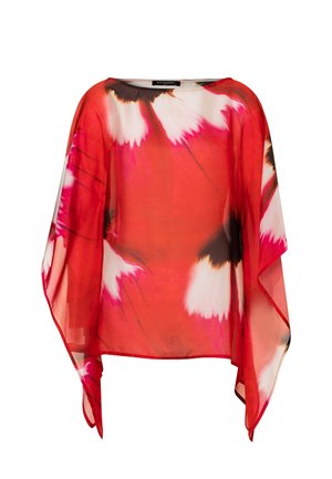 Rode en witte doorzichtige blouse met een abstracte tie-dye print, losse pasvorm en asymmetrische zoomrand.