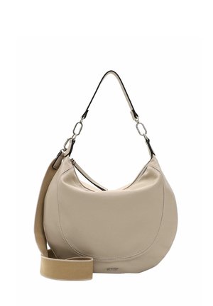 Beige skuldertaske i læder formet som en halvmåne med to justerbare stropper, sølvfarvet hardware og en aftagelig bred stofskulderrem.