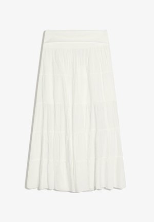 Fehér, hosszú, réteges szoknya összegyűrt anyagpanelekkel és széles derékpánttal, lágyan hullámzó és enyhén bővülő szegéllyel.