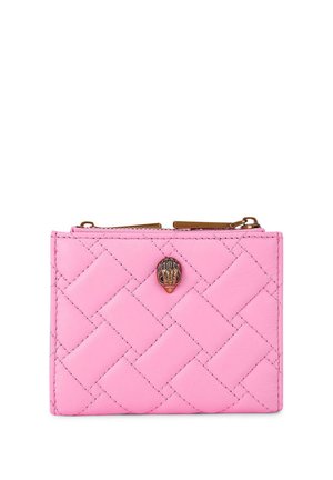 Różowy pikowany portfel ze skóry z małym metalowym emblematem na froncie i podwójnymi złotymi suwakami na górze.