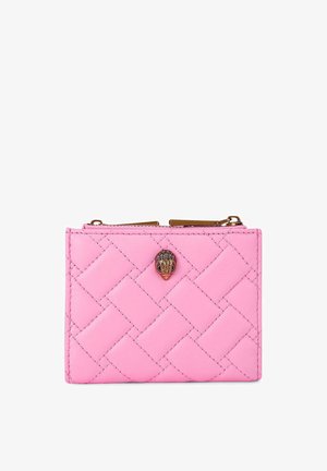 Roze gewatteerde leren portemonnee met een klein metalen embleem aan de voorkant en dubbele gouden ritstrekker aan de bovenkant.