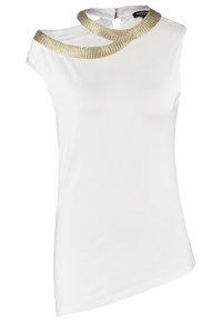 Haut blanc sans manches avec encolure asymétrique découpée et détail de bordure tressée dorée, fermeture dos à trou de serrure.
