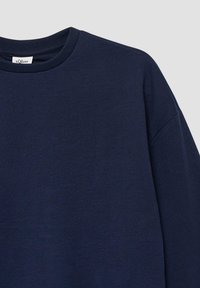 Felpa blu navy realizzata in morbido tessuto misto cotone, con collo a girocollo rib ribattuto e silhouette rilassata con spalle drop.