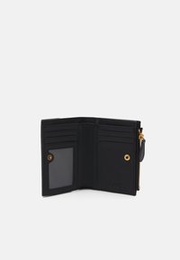 A carteira de couro preto possui slots para cartões, uma janela para o documento de identidade e um fecho de zíper dourado. Textura suave com design minimalista.
