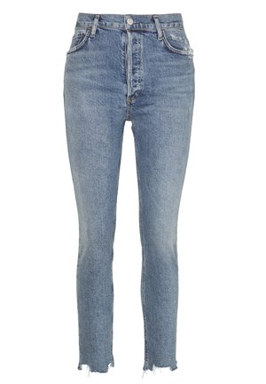 Jasnoniebieskie, dopasowane jeansy z wysokim stanem, postrzępionymi krawędziami, zapięciem na guzik i zamek błyskawiczny z przodu oraz przednimi kieszeniami.