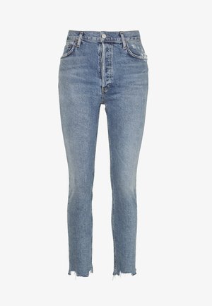 Vaqueros de tiro alto ajustados de color azul claro con bajos deshilachados, cierre frontal con botón y cremallera, y bolsillos delanteros.