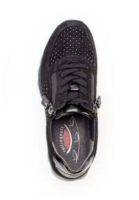 Chaussure de sport noire avec une tige en daim, ornée de perforations et d'accents métalliques. Design à lacets avec une semelle intérieure rembourrée et une semelle en caoutchouc.