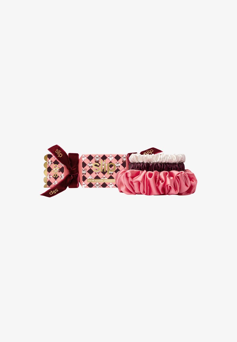 Set di tre scrunchies in satin nei colori rosa, borgogna e bianco, confezionati in una scatola decorativa con logo e nastro borgogna.