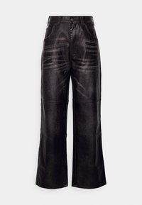 Svarta byxor i konstläder med vida ben och hög midja, med subtil textur och framtikade fickor. Klassisk knapp- och dragkedjedetalj.