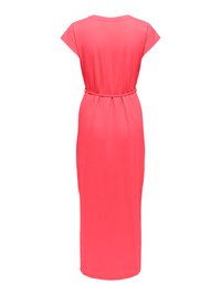 Robe maxi rose corail vif avec manches courtes et ceinture cintrée à la taille, vue de dos sur fond blanc.