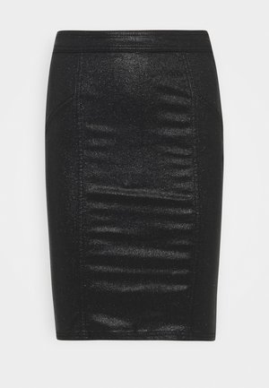 Zwarte kokerrok gemaakt van glanzende, gestructureerde stof. Voorzien van verticale naden en een lichte ruching voor een aansluitende silhouet.