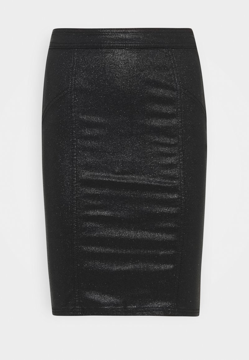 Svart blyertskjol tillverkad av glansigt, strukturerat tyg. Har vertikala sömmar och lätt rynkning för en figurnära silhuett.