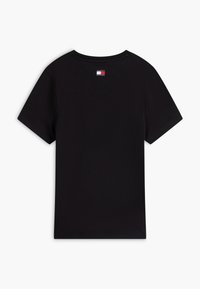 Camiseta negra de manga corta con cuello redondo, mostrando la parte trasera y un pequeño logo de Tommy Hilfiger cerca del cuello.