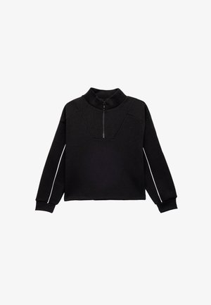 Zwart pullovertrui met hoge kraag, halve ritssluiting, geribbelde textuur bij de kraag en witte zijaccenten. Zachte fleece stof.