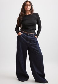 NA-KD Top s dlhým rukávom - black
