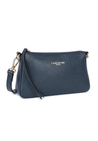 Clutch bag in pelle blu navy con finitura testurizzata, zip dorata, dettaglio del logo e tracolla rimovibile per versatilità.