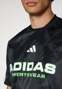 adidas Sportswear T-shirt print - multicolor/carbon/black
