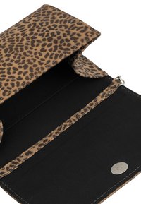Portafoglio con stampa leopardata, esterno in tessuto beige, interno nero e chiusura a bottone in argento. Presenta scomparti interni e una superficie testurizzata.
