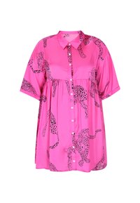 Różowa koszula z guzikami, ozdobiona czarnym wzorem w panterę, z krótkimi rękawami i luźnym krojem z marszczoną talią. Gładki, błyszczący materiał.
