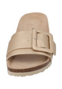 Sandale beige avec une large sangle en cuir et une boucle carrée, semelle intérieure rembourrée et semelle texturée ressemblant à du liège.