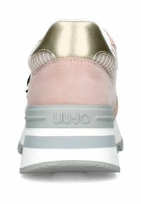 Sneakers Liu Jo con retro in suede rosa, tallone in metallo dorato, dettagli in mesh e suola a strisce grigie. Caratterizzate dal logo sul tallone.