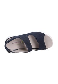 Sandale bleu marine avec trois sangles réglables, semelle intérieure rembourrée et semelle blanche. Fabriquée en matériau doux avec une texture lisse.