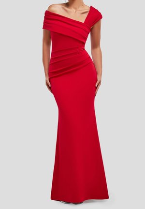 Rode avondjurk tot op de vloer, aansluitend, met off-shoulder gedrapeerde halslijn en subtiele plooitjes in de taille, gedragen door een staande persoon.