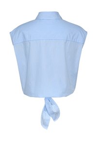 Ljust blå och vit vertikalt randig ärmlös skjorta med krage och knuten slips i bakstycket.