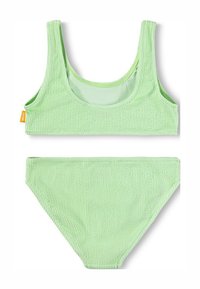 Top bikini verde chiaro texturizzato con spalline larghe e scollo a barca, abbinato a un fondo bikini high-waisted coordinato, entrambi realizzati in un tessuto morbido.