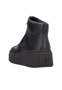 Bottines noires avec une tige en cuir texturé, bout rond, semelle striée et fermeture éclair sur le côté. Présente un logo embossé sur le talon.