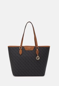 Tasche mit einem dunklen gemusterten Äußeren und braunem Lederbesatz, zwei Griffen und einer goldfarbenen Anhängerverzierung.