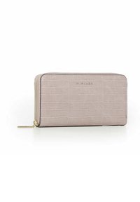 Portafoglio di colore rosa pallido con stampa a coccodrillo, dotato di cerniera dorata e logo. Forma rettangolare con superficie liscia, caratterizzato da un design slim per una facile conservazione.