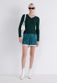 Hollister Co. ICON CABLE V NECK - Džemperis - trekking green