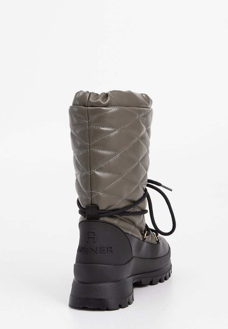 Gepolsterter grauer, gesteppten Stiefel mit gerafftem Oberteil, schwarzer Gummisohle und schwarzen Schnurdetails. Verfügt über eine Markenkennzeichnung an der Ferse für zusätzliche Unterscheidung.