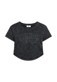 Schwarzes, kurzes T-Shirt mit Rundhalsausschnitt. Verfügt über geprägten weißen Text: "WANDERLUST" und "Trip for fun." Weicher, strukturierter Stoff.