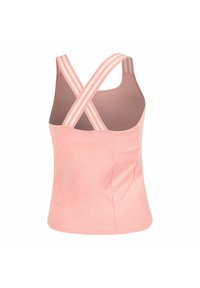 Lichtroze sport tanktop met een aansluitend ontwerp, voorzien van crisscross gestreepte banden en een gladde, gestructureerde stof.