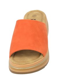 Sandale à glisser en suède orange avec une large bride supérieure, semelle intérieure rembourrée et semelle en caoutchouc stratifié marron clair. Taille marquée 37.