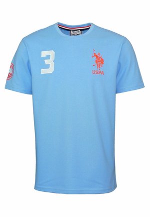 Hellblaues Baumwoll-T-Shirt mit einer weißen Nummer "3" auf der Vorderseite und einem orangefarbenen Polospieler-Logo mit "USPA" darunter. Rundhalsausschnitt.